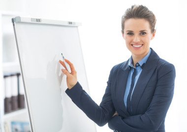 愉快的商业女人附近活动挂图图片