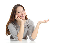 幸福的女人提供开放的手，空白的东西