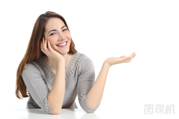 幸福的女人提供開放的手，空白的東西