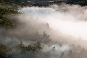 在雾中云的湖图片