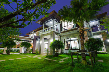 现代的房子，在夜间图片