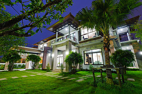 现代的房子，在夜间图片