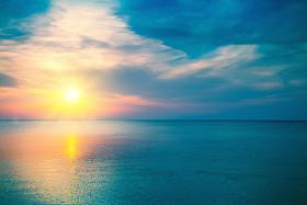 海上日出