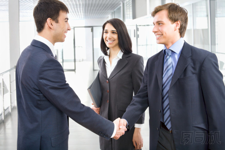 商人们握手图片