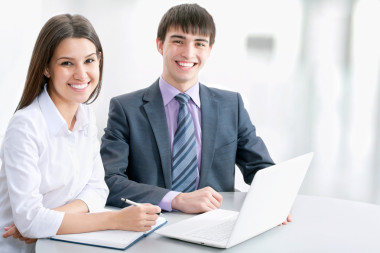 在笔记本电脑上工作的商务人士