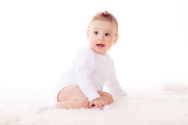 坐在格子上的小小快樂的孩子