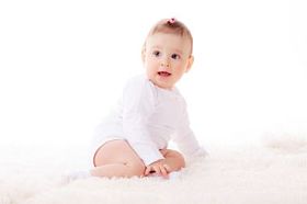 坐在格子上的小小快乐的孩子