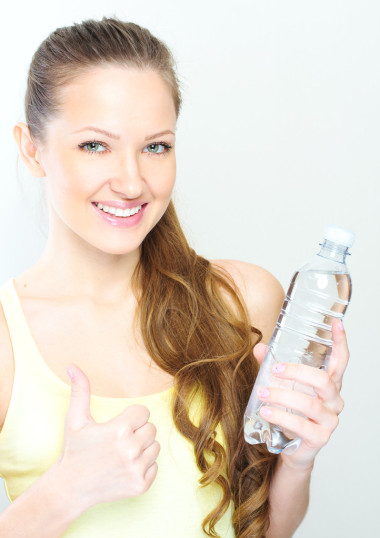 漂亮的女人和瓶水白上