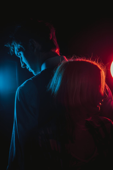 在黑色和白色的美麗對(duì)年輕夫婦剪影