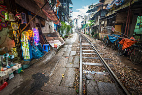 铁路道口在城市的街道图片