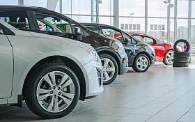 几种新车在经销商沙龙.图片