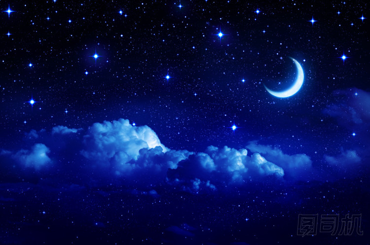 滿天星斗的天空，與風(fēng)景秀麗 cloudscape 的半個月亮