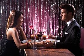 夫妇在晚餐牵着彼此的手