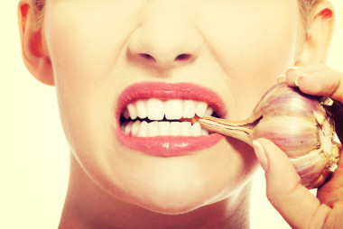 蒜味的女人嘴巴.圖片