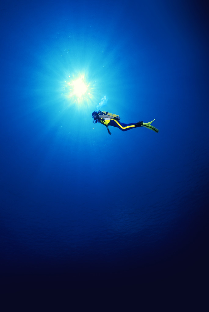 潜水员在深的水中.图片