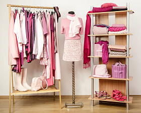 安排在衣架、 货架、 模特儿身上的衣服上的粉红色衣服更衣衣橱