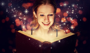 女孩讀魔法書