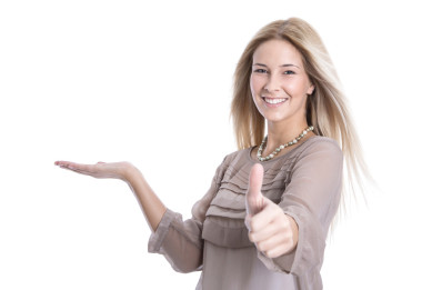 孤立的少年豎起大拇指并提出