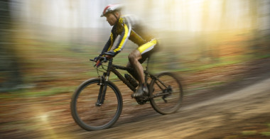 運(yùn)動(dòng)騎自行車的人