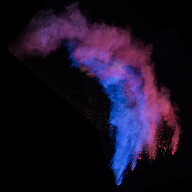 在黑色背景上孤立的抽象形狀的彩色的粉末