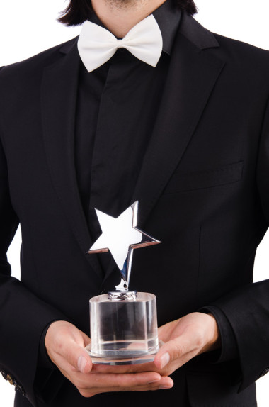 商人頒發(fā)獎(jiǎng)杯圖片