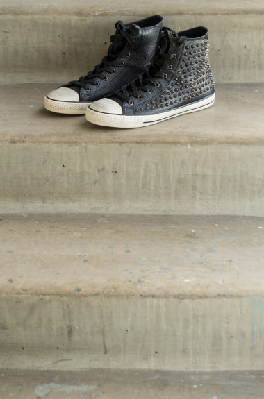 在樓梯的刑警圖片