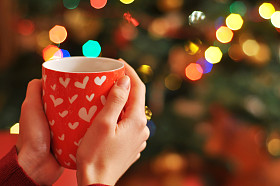 女人手拿一杯茶