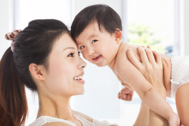 快樂媽媽控股可愛孩子男嬰圖片