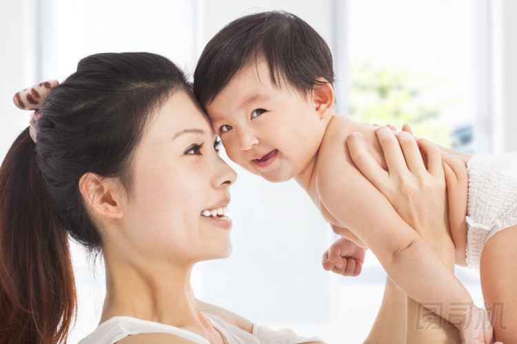 快樂(lè)媽媽控股可愛(ài)孩子男嬰圖片