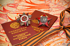 在第二次世界大战的战役地图。红色的星星奖牌书，乔治丝带的顺序