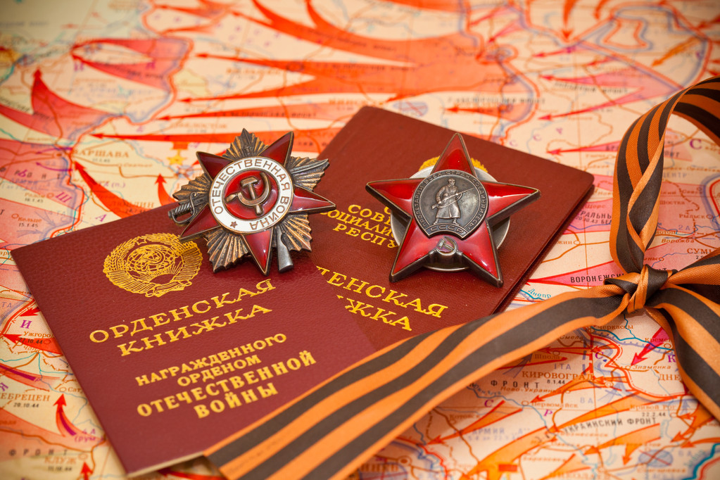 在第二次世界大战的战役地图。红色的星星奖牌书,乔治丝带的顺序 在第二次世界大战的战役地图。红色的星星奖牌书,乔治丝带的顺序