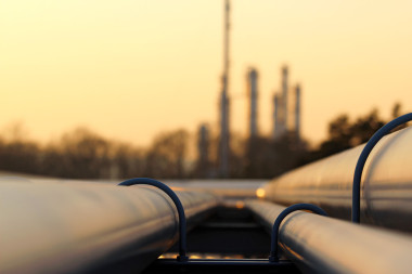 炼油厂原油输送管道线照片