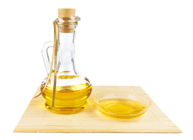 玻璃奶瓶的油和油碟照片