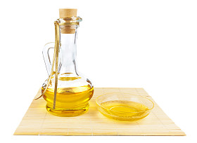 玻璃奶瓶的油和油碟照片