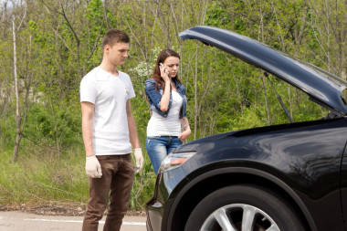 年輕夫婦打電話求助