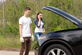 年轻夫妇打电话求助