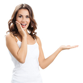 美丽的年轻女子，显示的东西图片