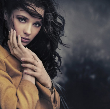 一個平靜的年輕女子的肖像圖片