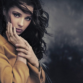 一个平静的年轻女子的肖像图片