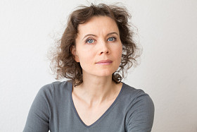 浪漫的女人看着相机微笑