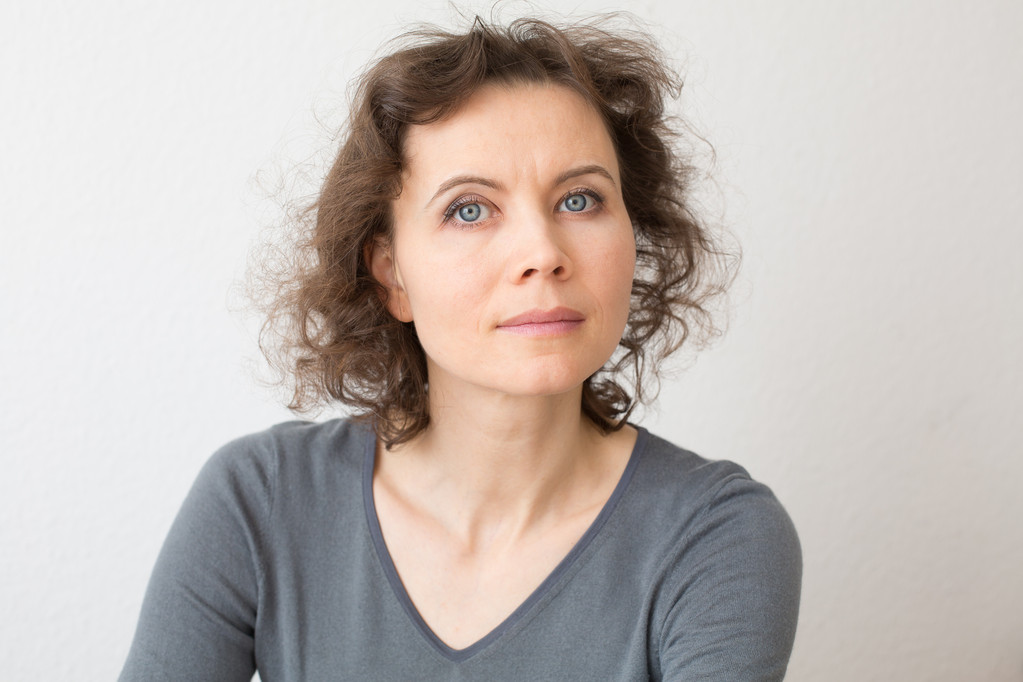 浪漫的女人看着相机微笑 浪漫的女人看着相机微笑