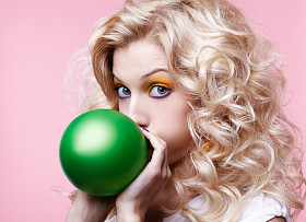 金发女孩与气球图片
