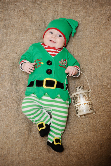 快活的绿色精灵，用手电筒图片