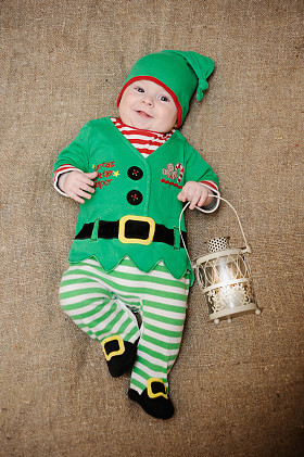 快活的绿色精灵，用手电筒图片