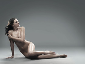 构成的年轻裸黑发