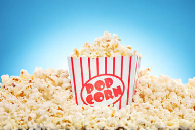 在经典的方块四溢的爆米花照片