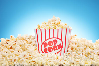 在經(jīng)典的方塊四溢的爆米花照片