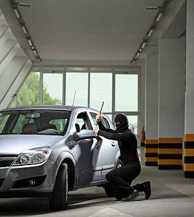 小偷试图偷汽车