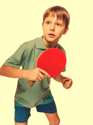 運動員男孩兒童少年用球拍打乒乓球坪 p