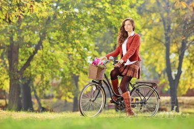 騎著自行車在公園里的女性